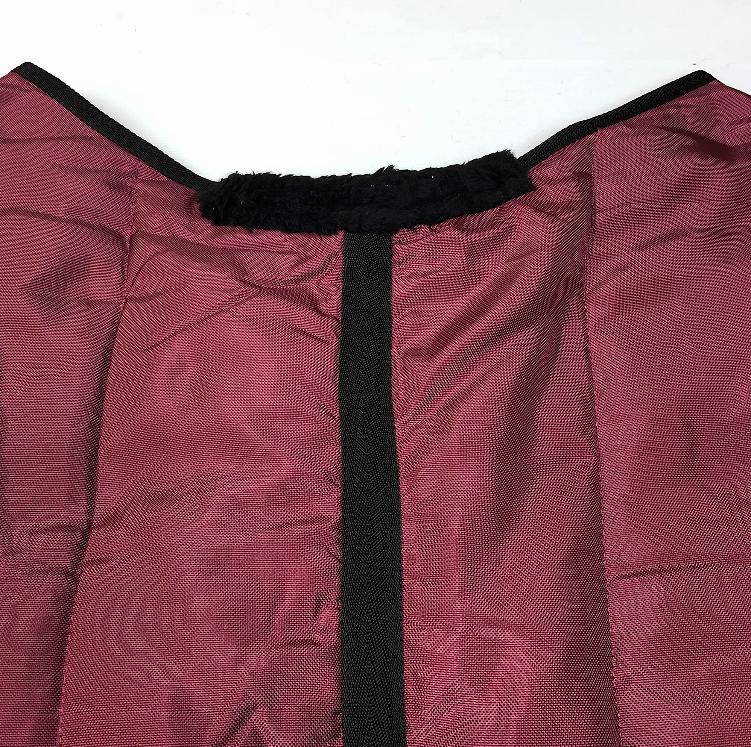 Horses, Coperta Invernale Heavy per Cavallo, Imbottita 300 gr, Morbida e Comoda, Ideale per Box, Resistente, Bordi Rinforzati in Nylon, Bordeaux 128 cm