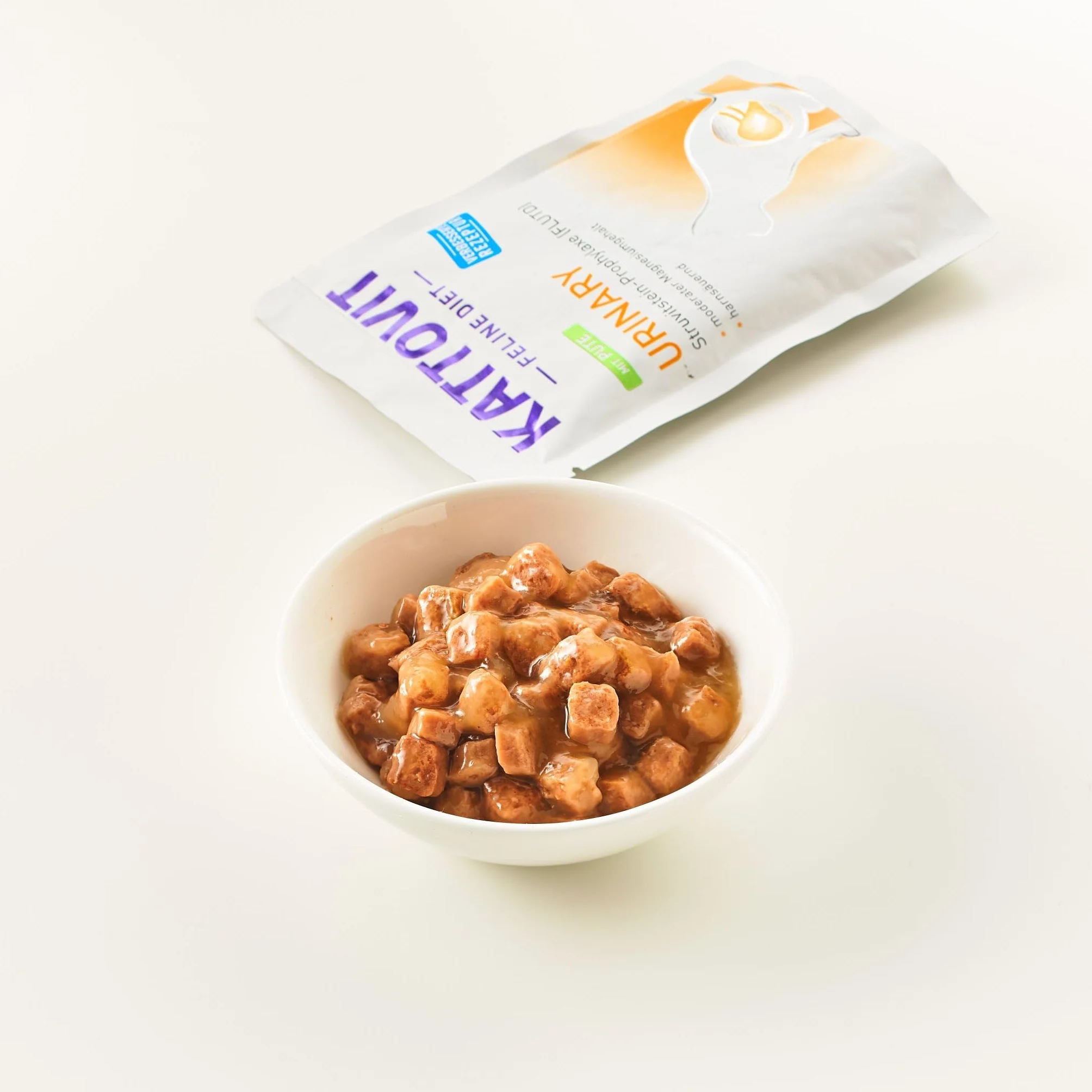 KATTOVIT - Urinary Multipack cibo umido per gatti | cibo umido per gatti come alimento completo in sacchetto fresco, cibo dietetico per gatti adulti con malattie del tratto urinario | 12 x 85 g