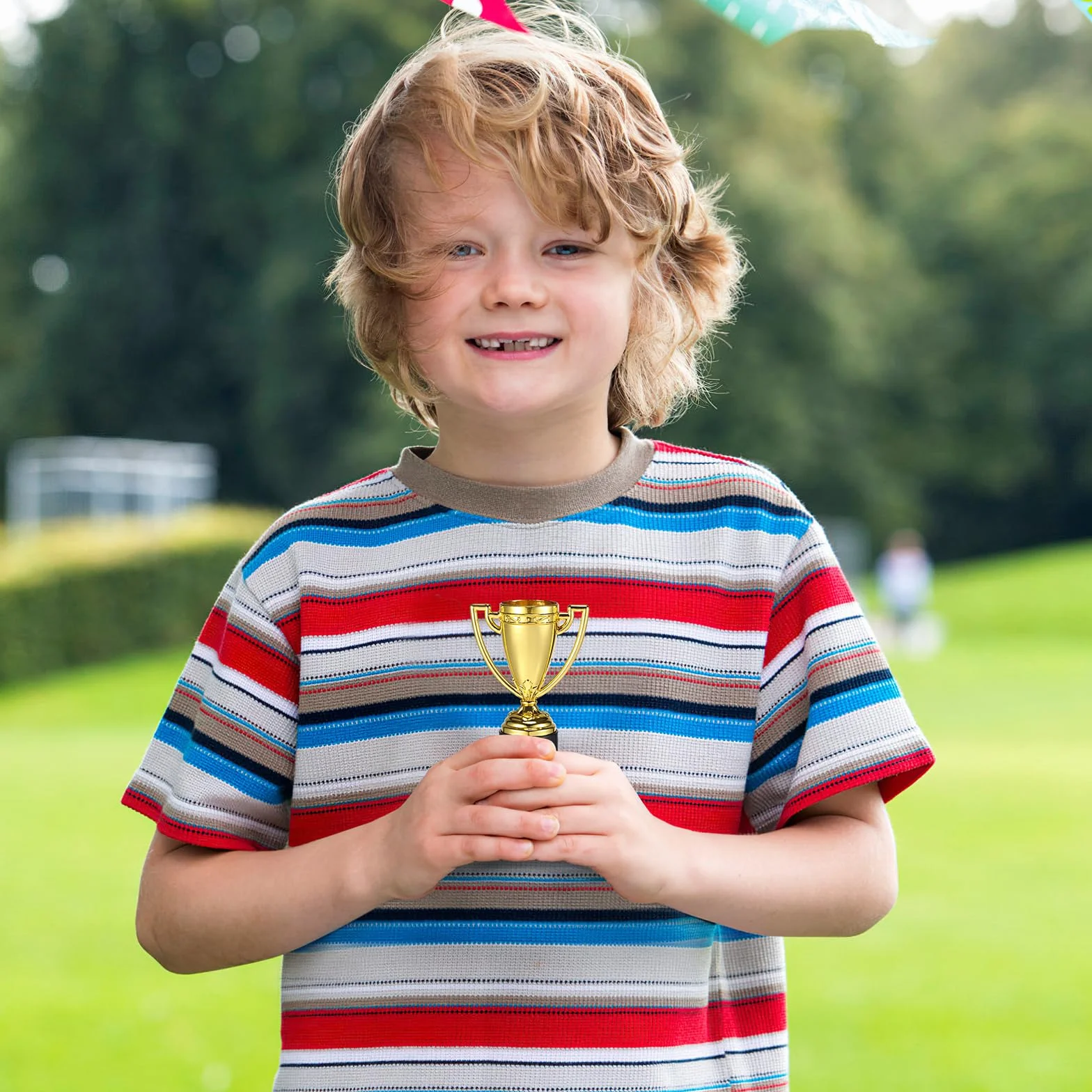 TOYANDONA Confezione da 24 mini trofei per bambini, premi Gold Award per bomboniere, premi per la partecipazione per bambini bomboniere, oggetti di scena, premi, premi vincitori, concorsi