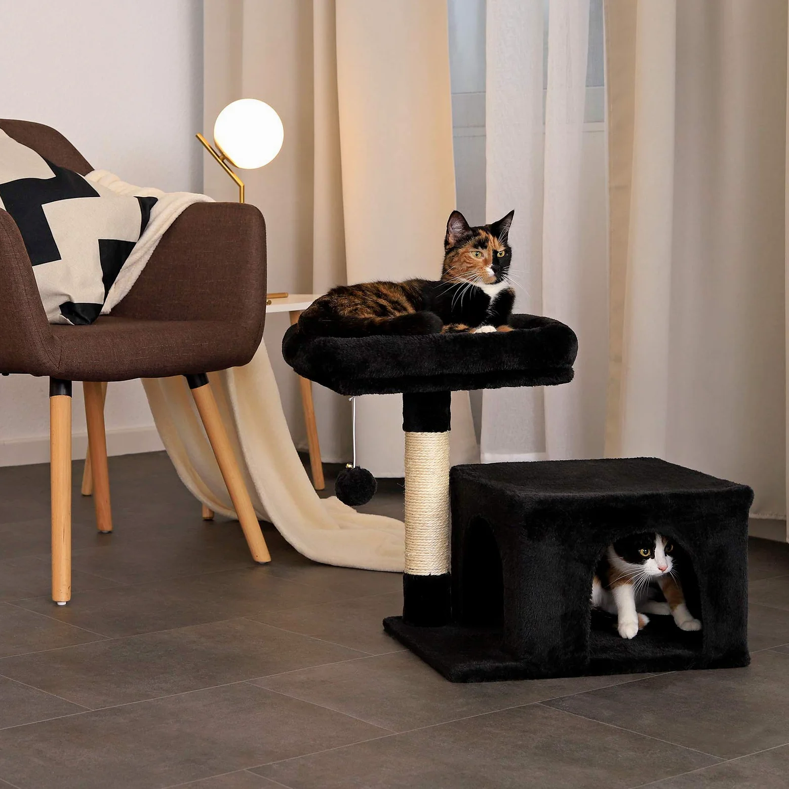 lionto Tiragraffi con Piattaforma, Grotta e Sisal, 50 cm, Nero | Tiragraffi piccolo per gatti con piattaforme, colonne in sisal ed elementi gioco per arrampicarsi, giocare e curare le unghie