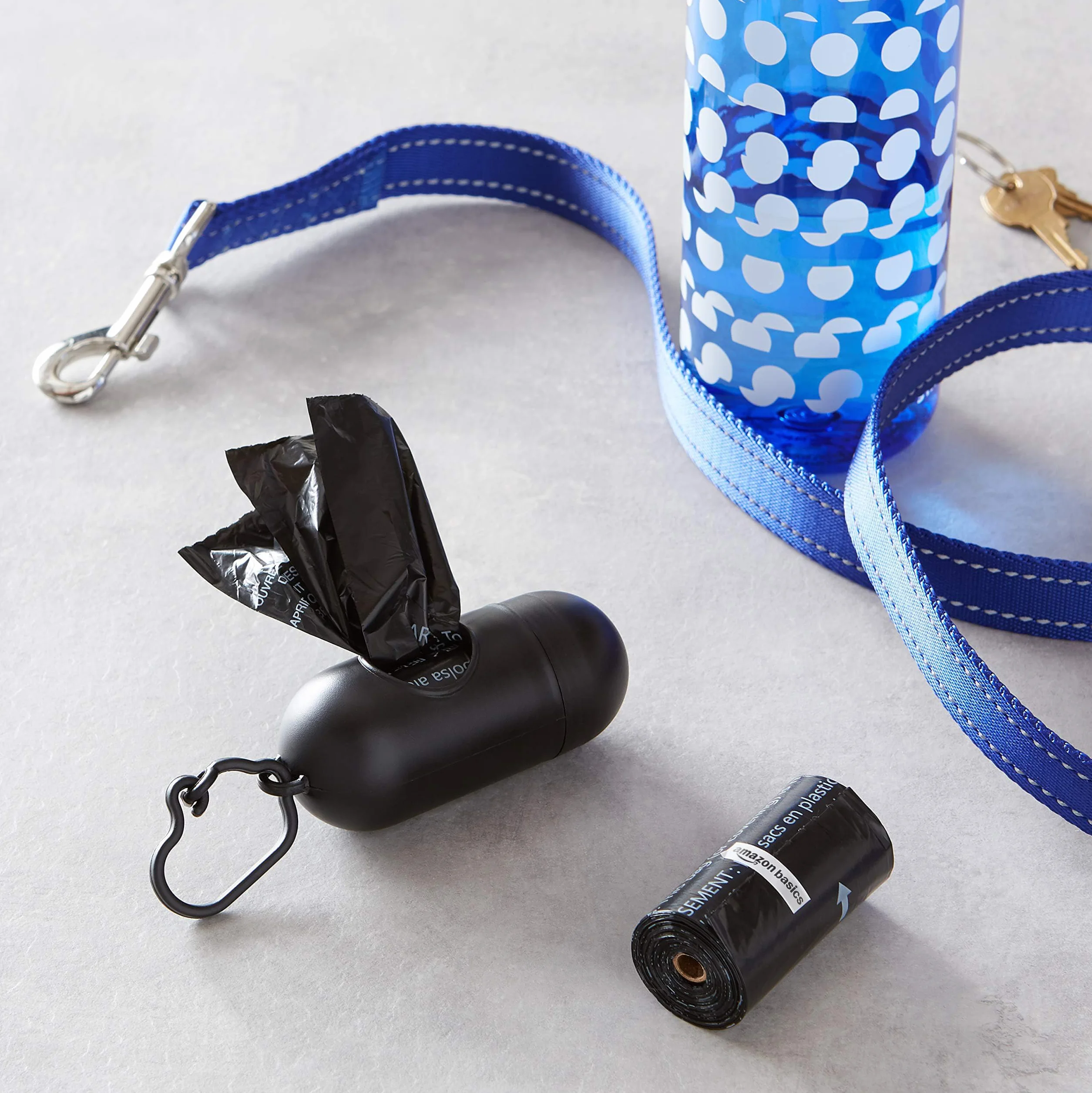 Amazon Basics Sacchetti igienici per cani inodori 300 pezzi con dispenser e clip per guinzaglio