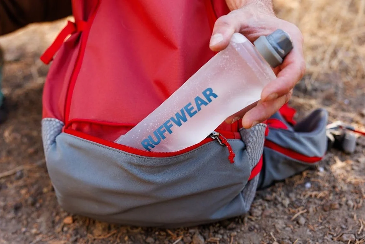 Ruffwear, Hitch Hiker - Zaino per cani, a mani libere, con rete traspirante, imbottitura in schiuma EVA, poliestere resistente, design leggero per cani di piccola taglia, argilla rossa, piccola