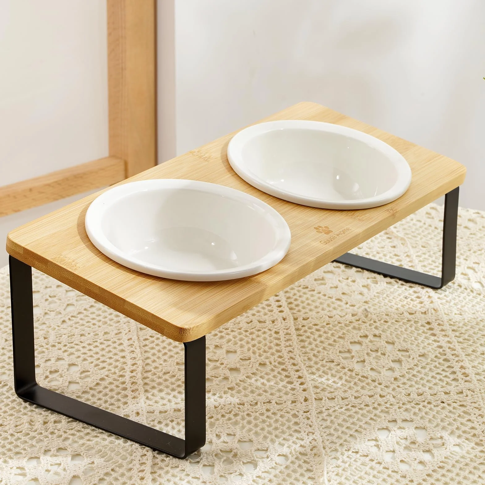 GUUSII HOME Ciotole per Gatti Rialzate Ciotola Gatto Ceramica Legno 15° Inclinate Gatto Set di Doppio Ciotole per Alimenti Ø14cm con Supporto in Bambù Inclinato Antiribaltamento (Colore legno)