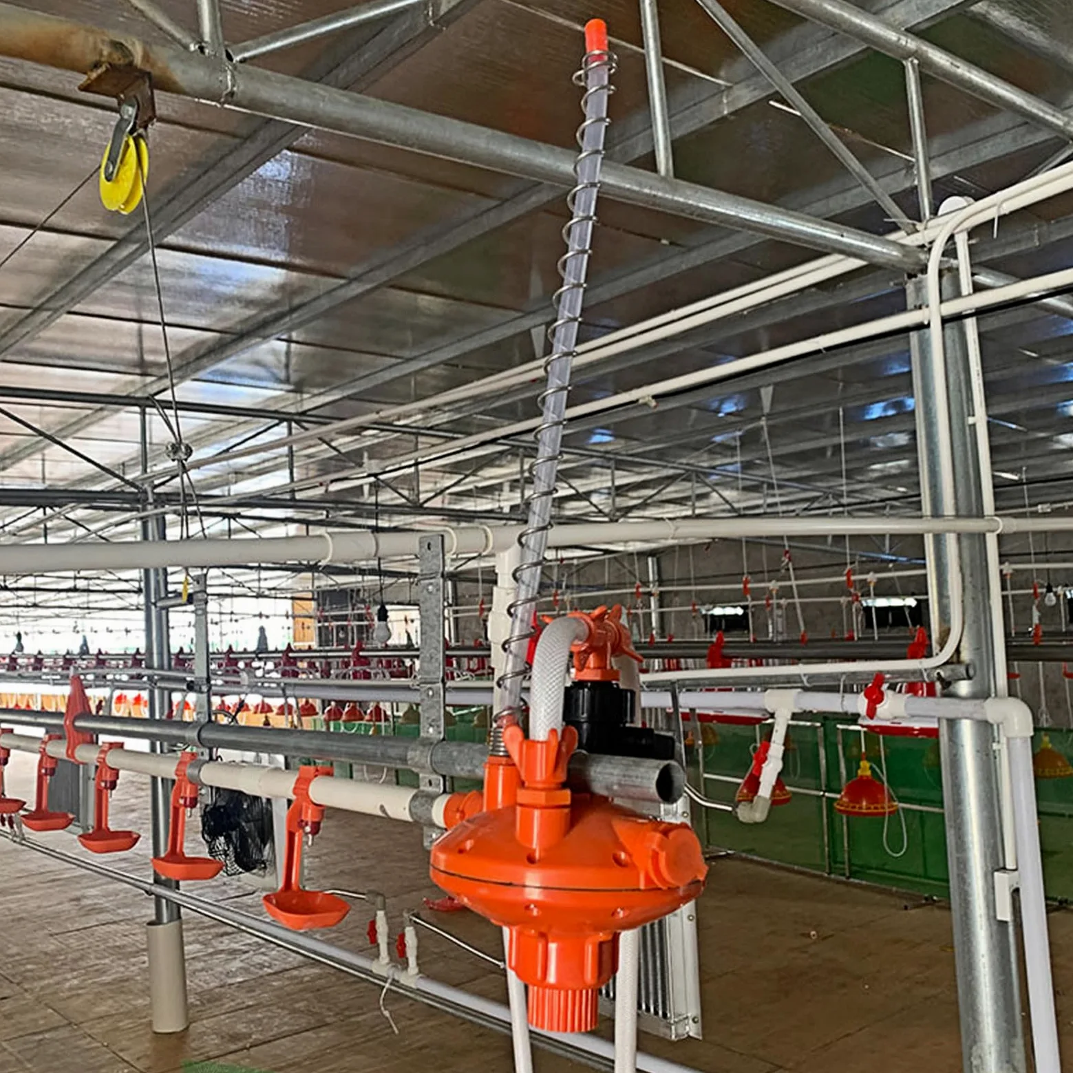 Regolatore Pressione Polli per Beverino Galline, Plastico Rosso | Accessorio per Allevamento Pollame, Leggero, Previene Perdite, Adatto a Chicken Water Fountain