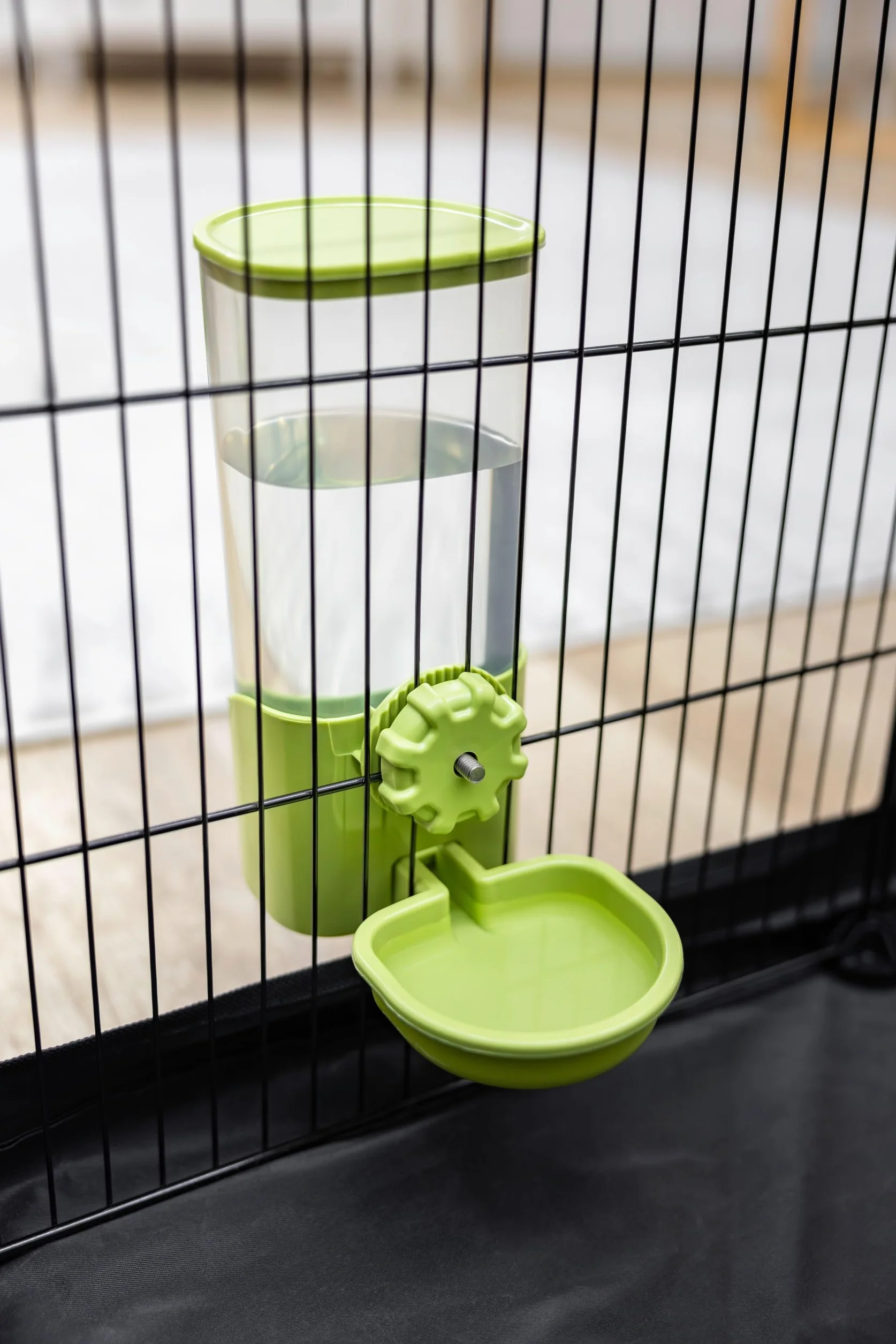 Kerbl Pet Distributore d'Acqua 850 ml, per Conigli e Piccoli Animali, Attacco a griglia, Coperchio Rimovibile, Plastica, Non gocciola, Verde, Trasparente