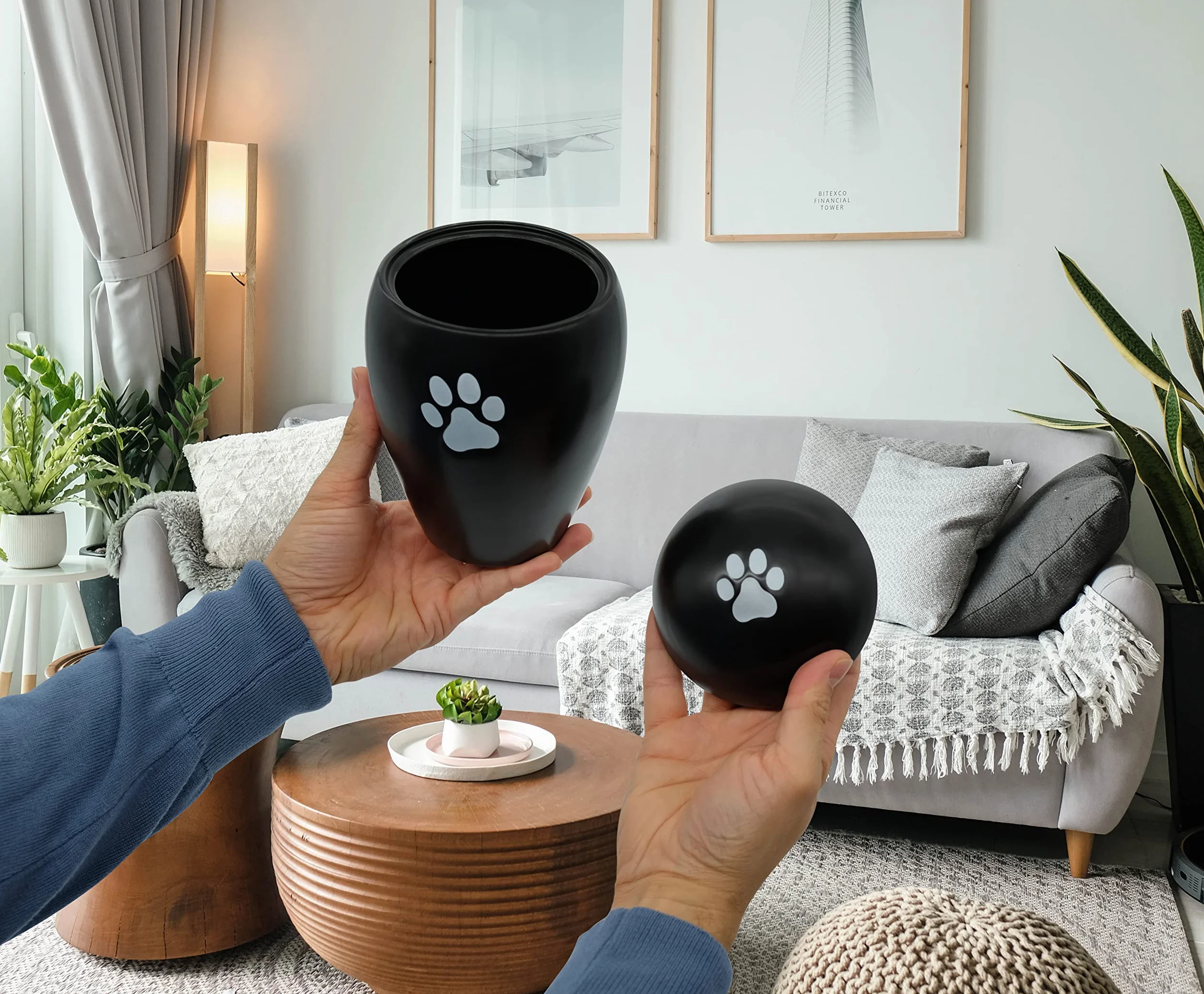FeinKnick Urna devozionale da 1 litro, per gatto o cane, per interni ed esterni, realizzata a mano, in ceramica di alta qualità, con zampa argentata, resistente alle intemperie e per cenere