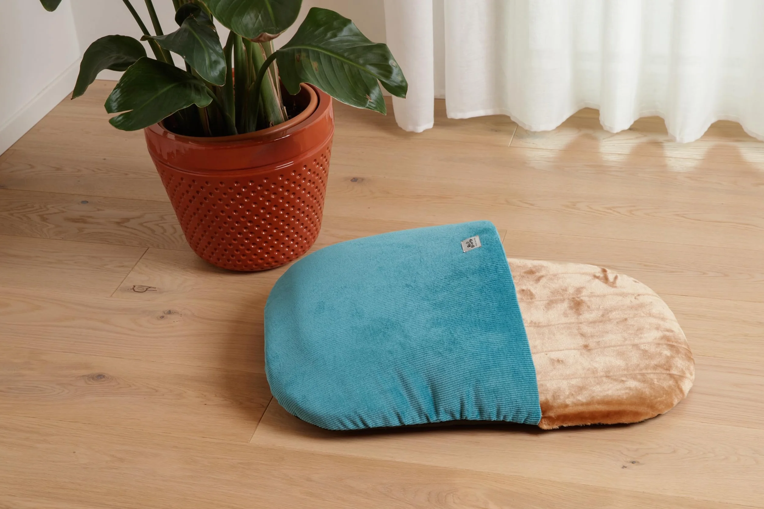 Cuccia a Tana per Cani Piccoli e Gatti – Effetto Rifugio Morbido e Avvolgente – Letto a Forma di Ciabatta – Lavabile in lavatrice– Made in Italy – Tessuti Riciclati