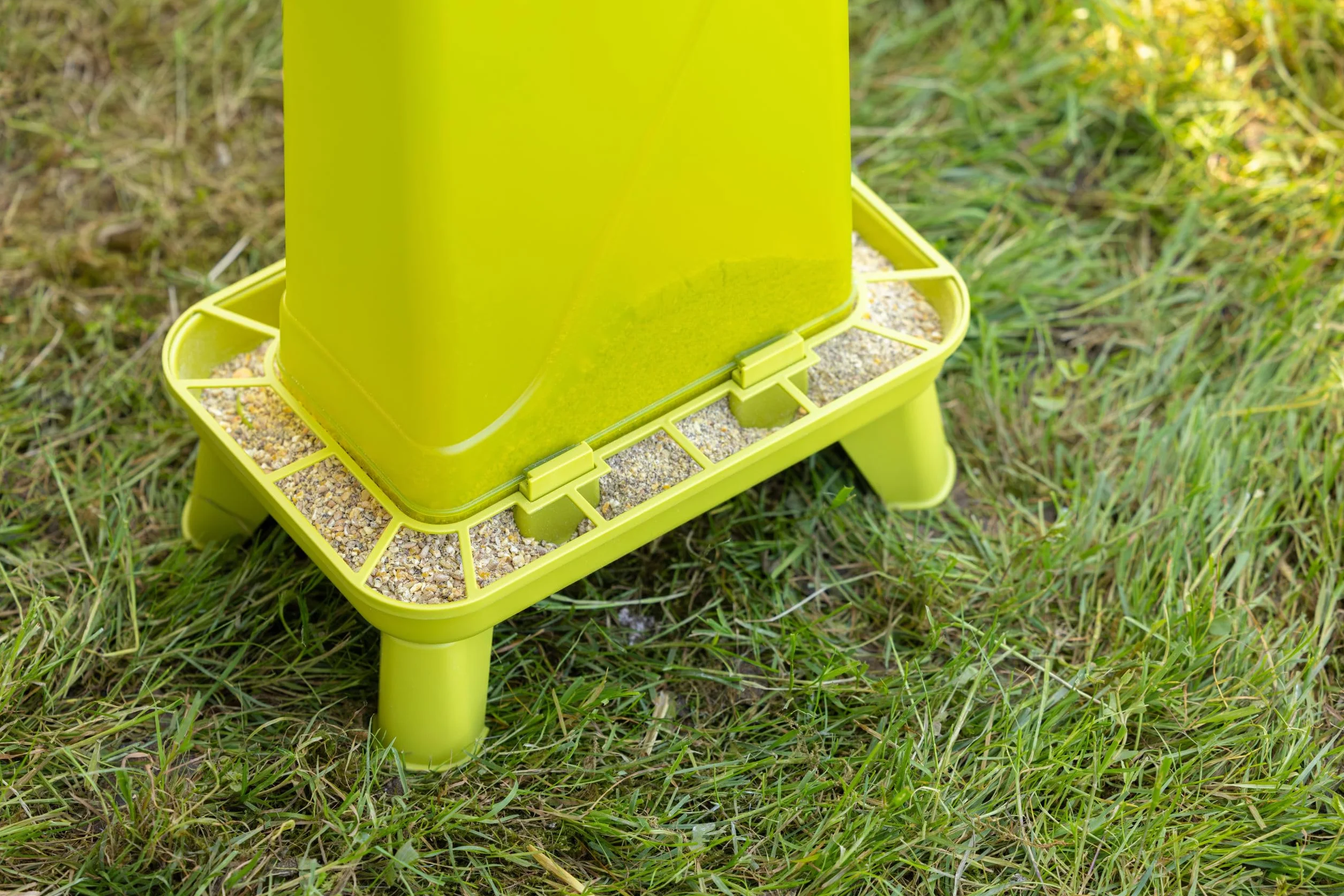Kerbl Hobbyfarming mangiatoia Automatica con Piedini, 5,5 l, Verde, 19,5 x 28,5 x 39,5 cm, mangiatoia per pollame, distributore di mangime, plastica, pollame
