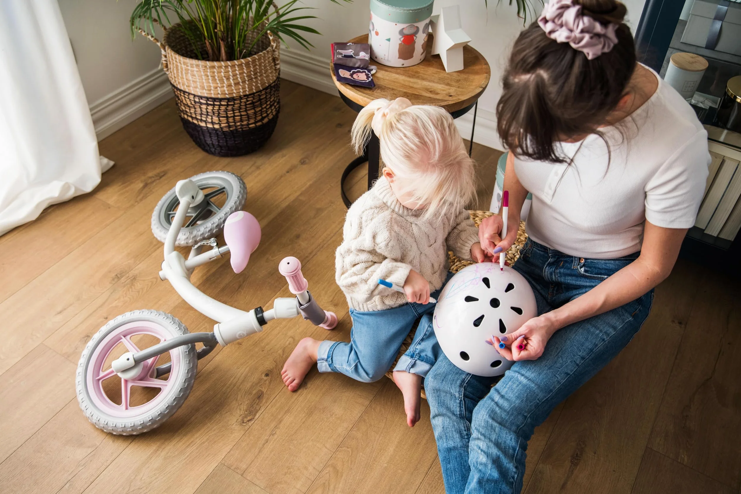 MoMi MIMI Casco per bambini regolabile, circonferenza testa 48-55 cm (1-4 anni), casco da bicicletta per bambini resistente agli urti e agli impatti, 11 prese d'aria, imbottitura in schiuma