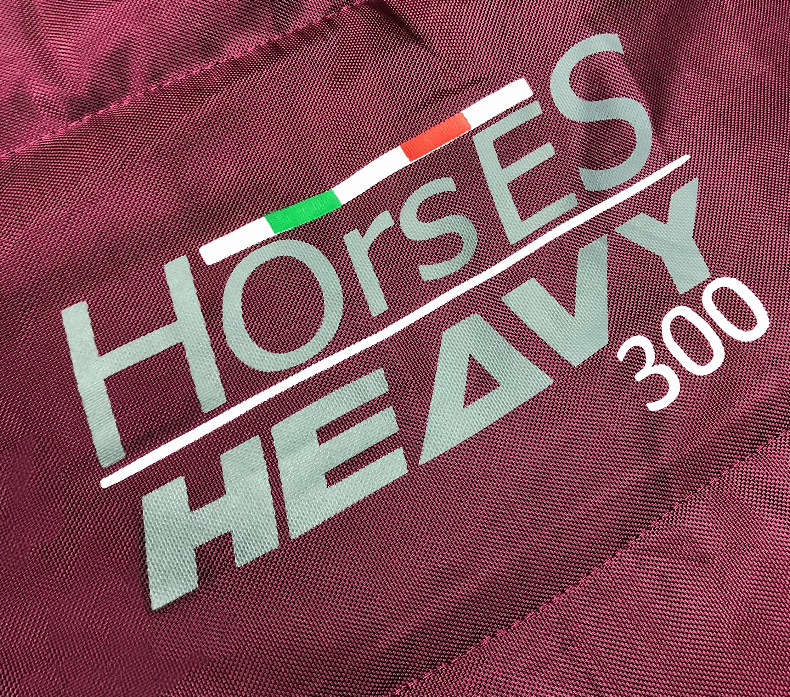 Horses, Coperta Invernale Heavy per Cavallo, Imbottita 300 gr, Morbida e Comoda, Ideale per Box, Resistente, Bordi Rinforzati in Nylon, Bordeaux 128 cm