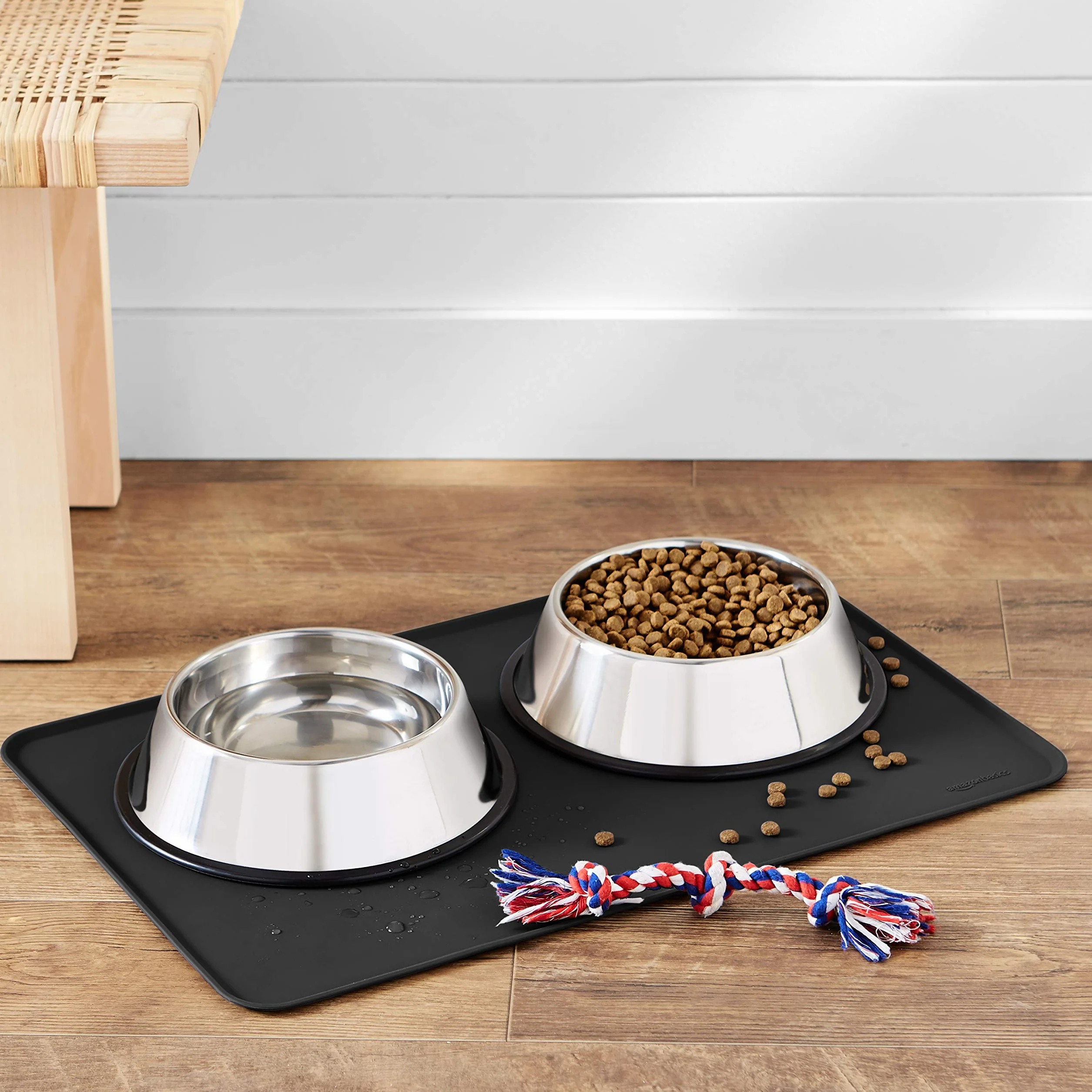 Amazon Basics tappetino sottociotola per animali domestici, impermeabile, in silicone - 61 x 41 cm, Nero, Tinta unita