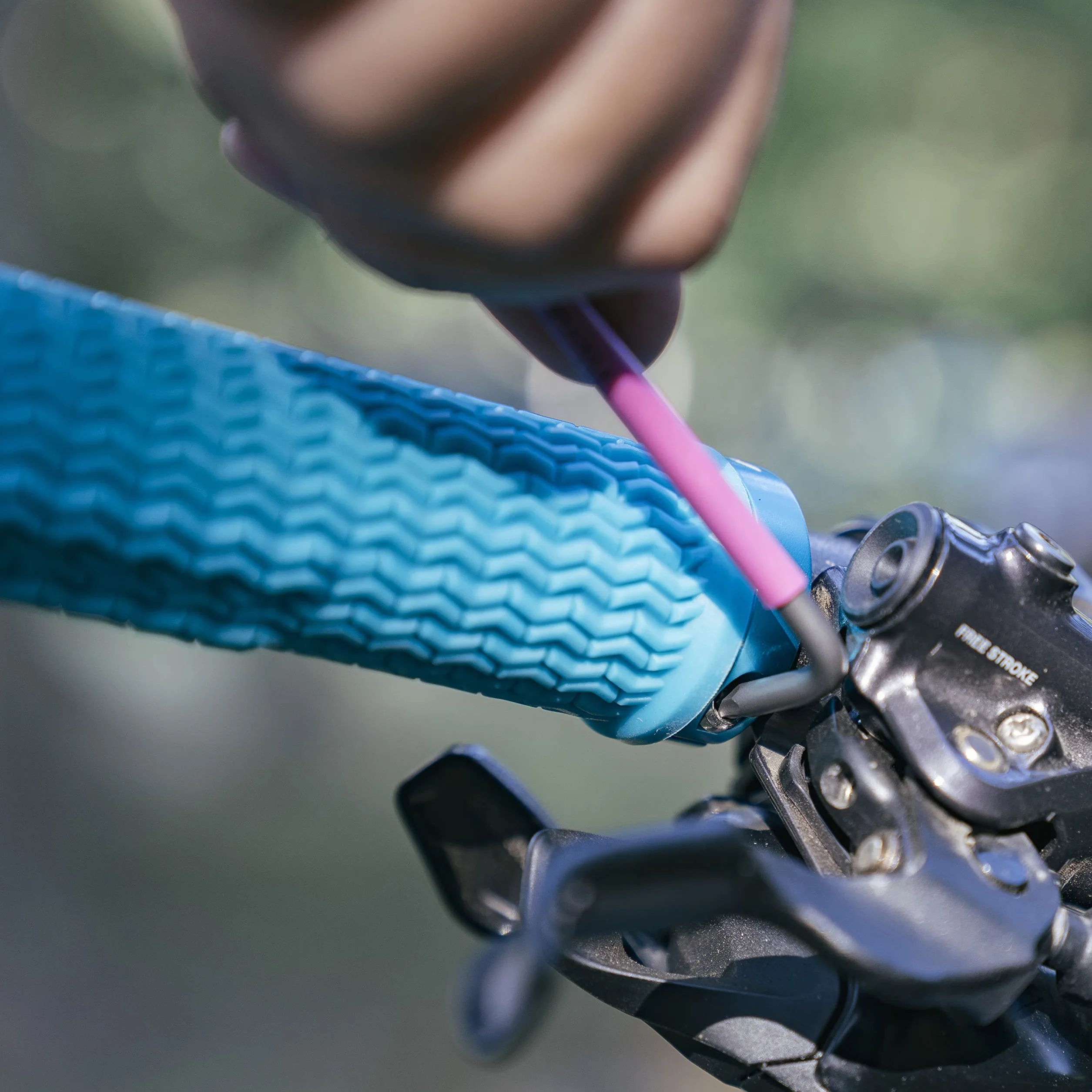 Funn Holeshot Manopole per Mountain Bike con Chiusura Singola, Diametro Interno di 22 mm, Manopole Resistenti alle Estremità Indurite