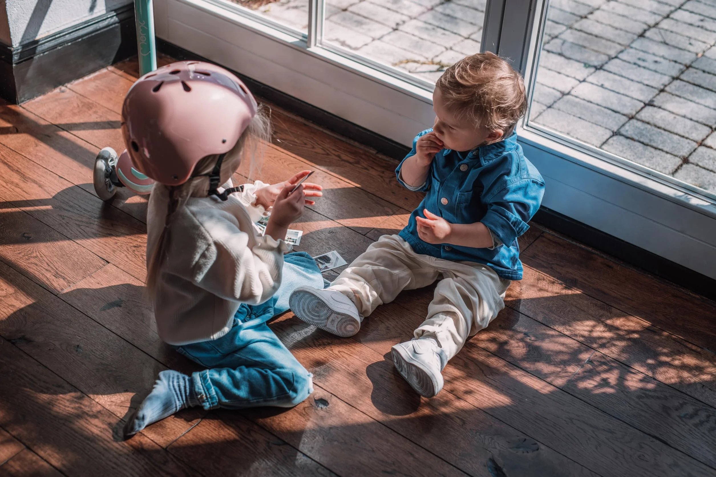 MoMi MIMI Casco per bambini regolabile, circonferenza testa 48-55 cm (1-4 anni), casco da bicicletta per bambini resistente agli urti e agli impatti, 11 prese d'aria, imbottitura in schiuma