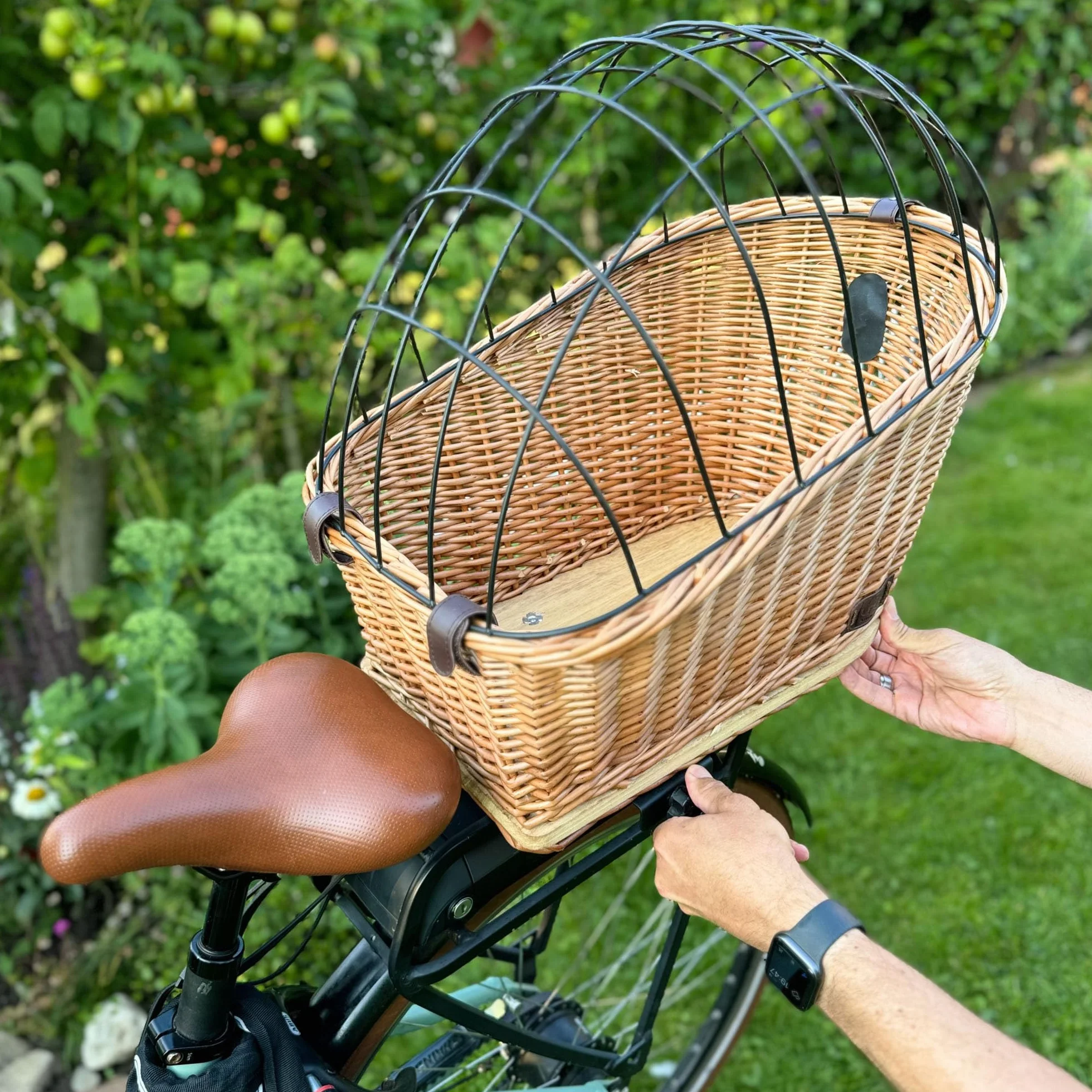 UNUS Cestino per bicicletta per cani in vimini, con copertura a griglia e cuscino, 47 x 29 x 34 cm