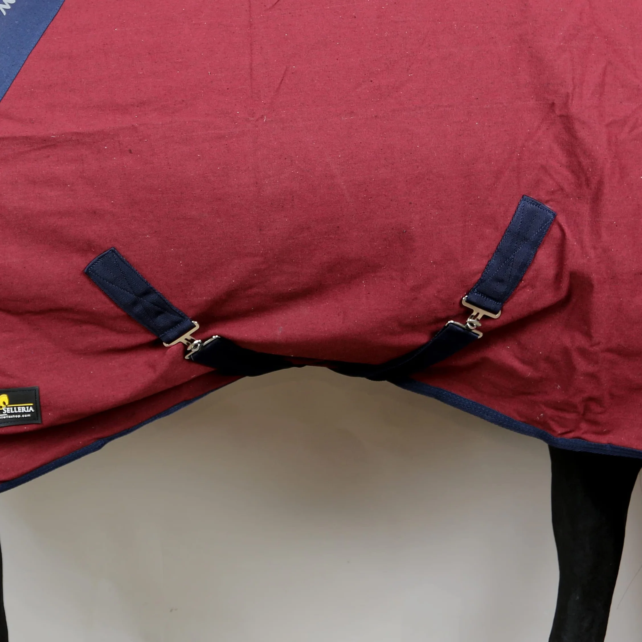 Horses, Coperta da Box per Cavallo in Cotone Modello Maddy 2, Leggera e Traspirante per Primavera e Estate, con Cinghie e Copricoda, BORDEAUX/BLU-135 cm