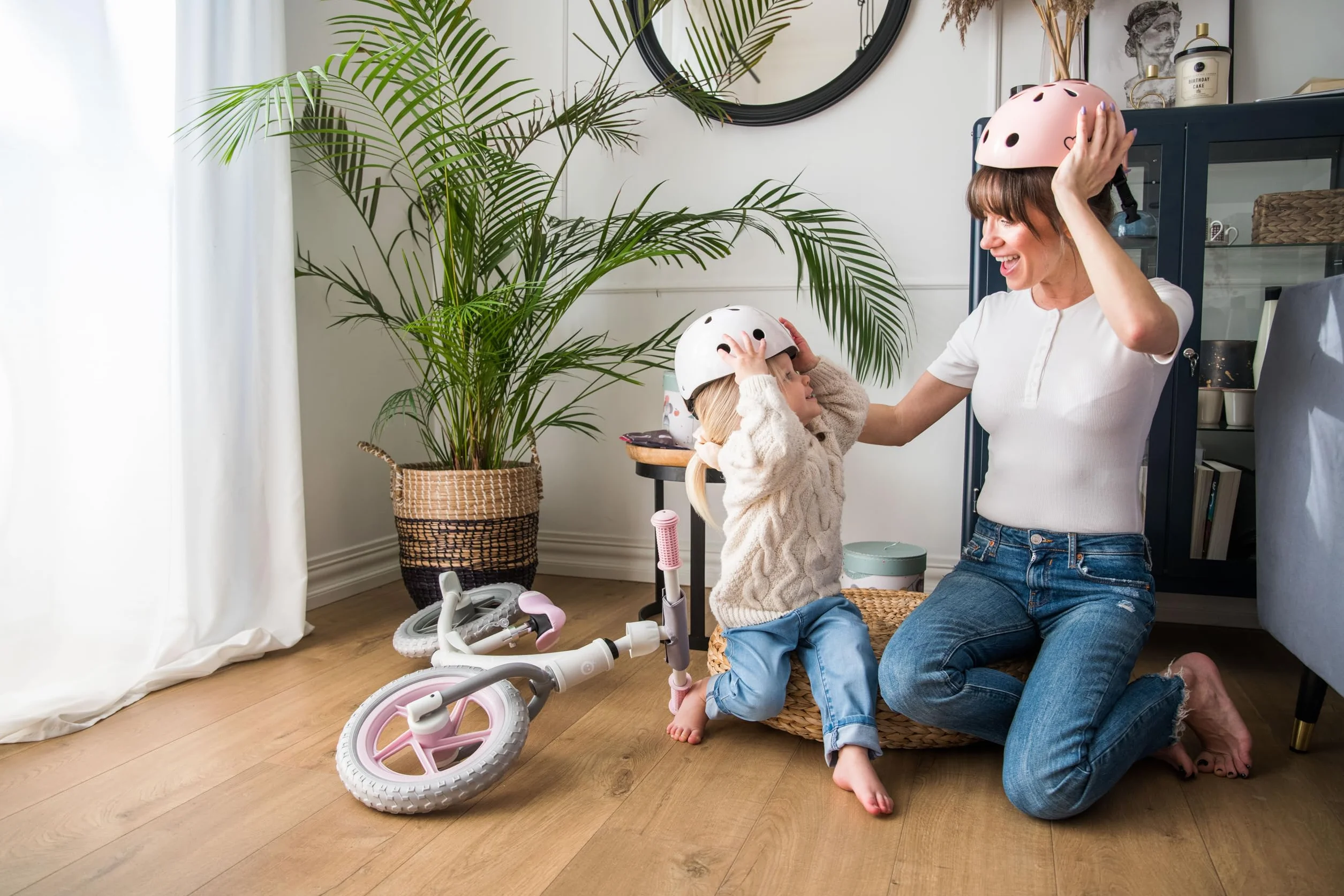 MoMi MIMI Casco per bambini regolabile, circonferenza testa 48-55 cm (1-4 anni), casco da bicicletta per bambini resistente agli urti e agli impatti, 11 prese d'aria, imbottitura in schiuma