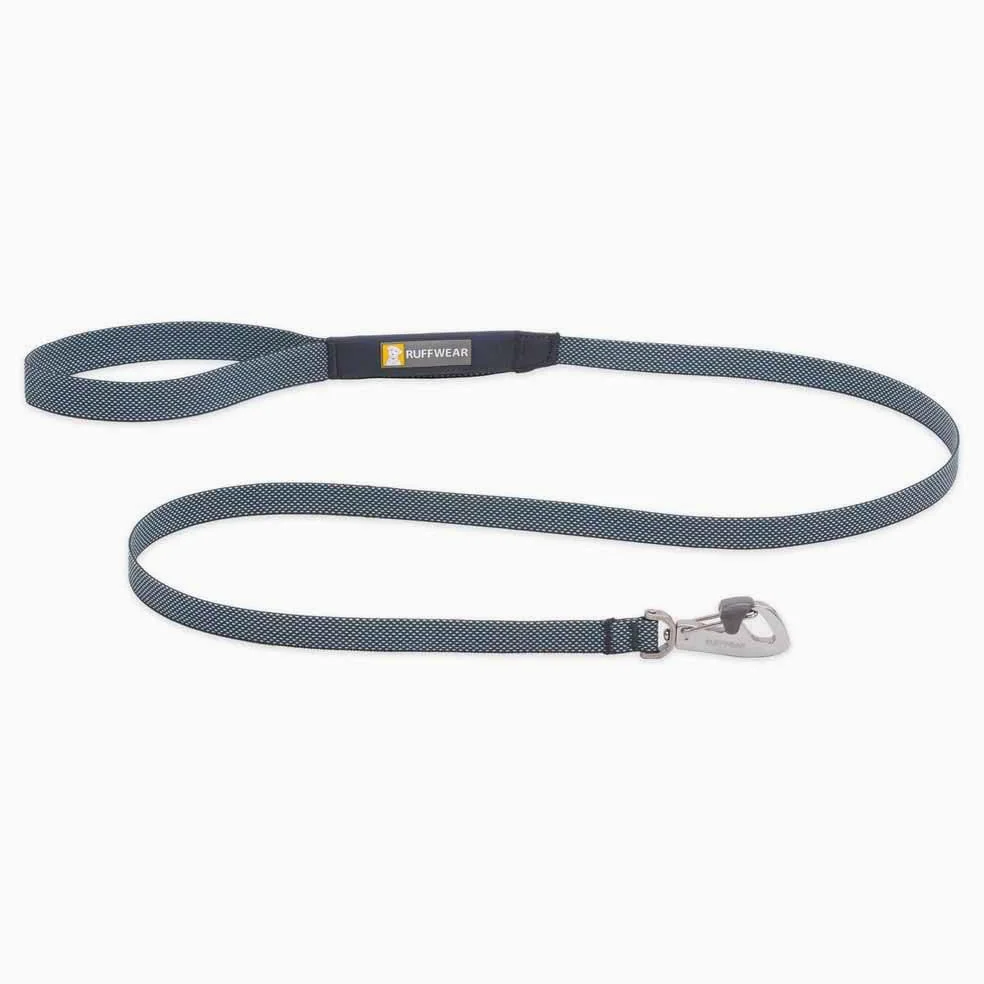 RUFFWEAR Guinzaglio per cani Hi & Light, Guinzaglio per cani ultraleggero senza trazione da 1,4 m, Guinzaglio per cani portatile regolabile e resistente, Guinzaglio per cani da passeggio, Basalt Gray