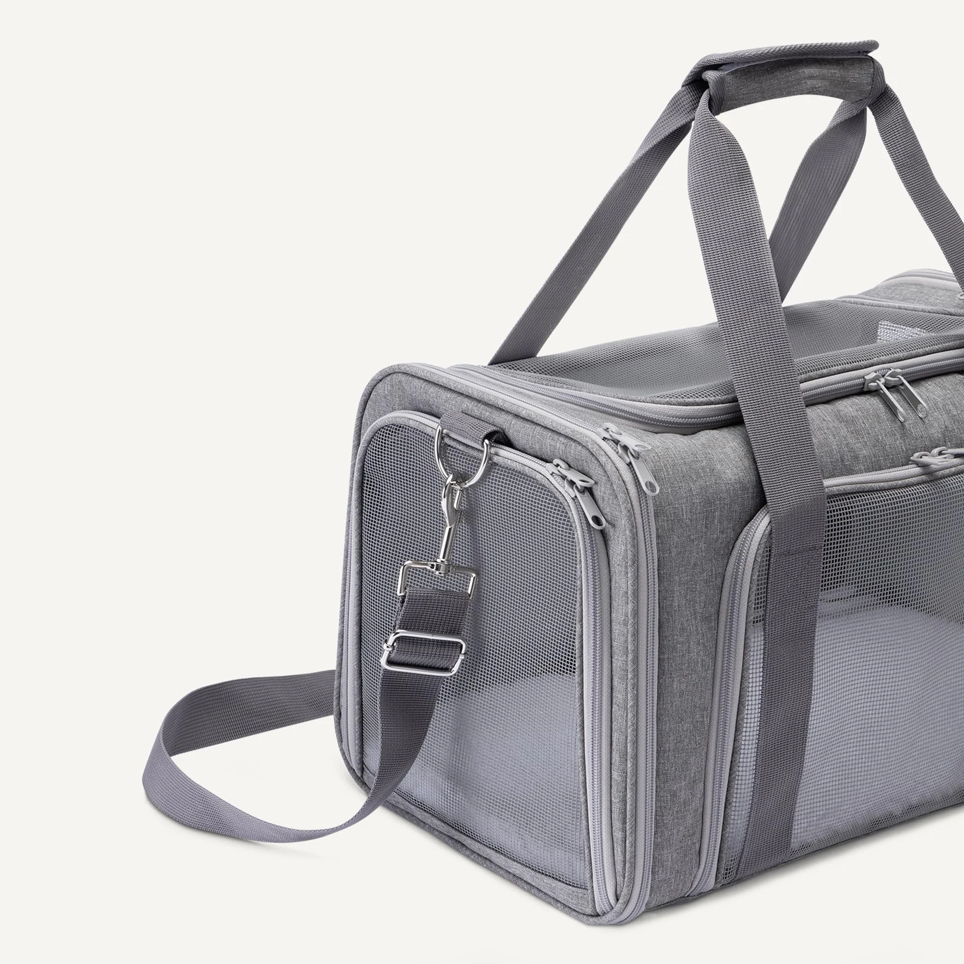 Amazon Basics -Trasportino Morbido Stile Borsa per Gatti e Cani, Tracolla Regolabile, Approvato per il Trasporto in Aereo, Pieghevole con Pannelli in Rete per la Ventilazione,43,2x 27,9x 27,9cm,Grigio