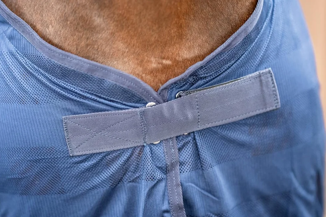 Equinate Coperta anti-insetti Guardian con imbottitura per il garrese e cinghie incrociate 125 cm Navy - Coperta per equini con protezione efficace contro mosche e insetti - Coperta per cavalli