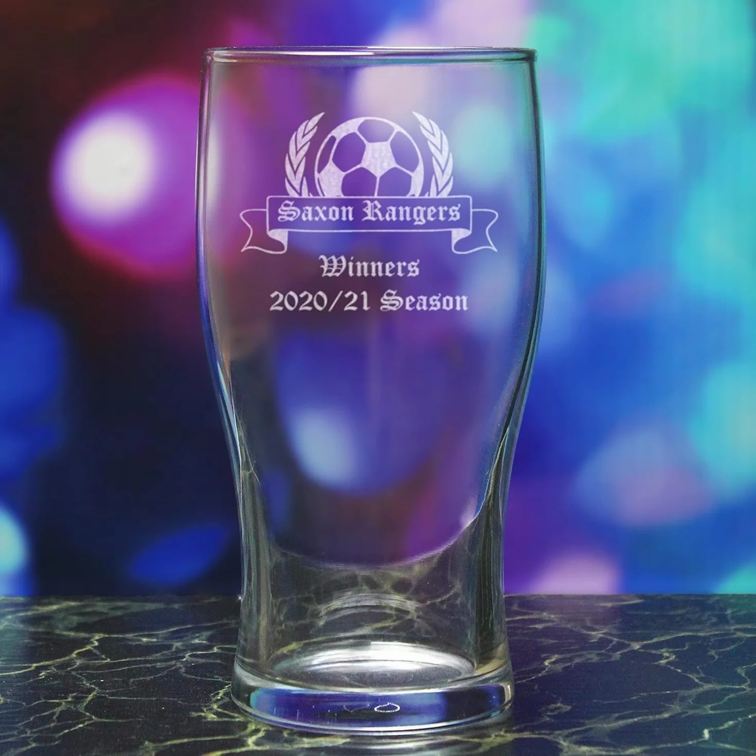 All Things Personalised Bicchiere Birra Pinta Personalizzato 0,5L - Bicchiere Inciso con Nome Squadra e Messaggio, Design Calcio e Coppa - Regalo Tifosi Calcio, Tornei, Compleanno - Confezione Regalo
