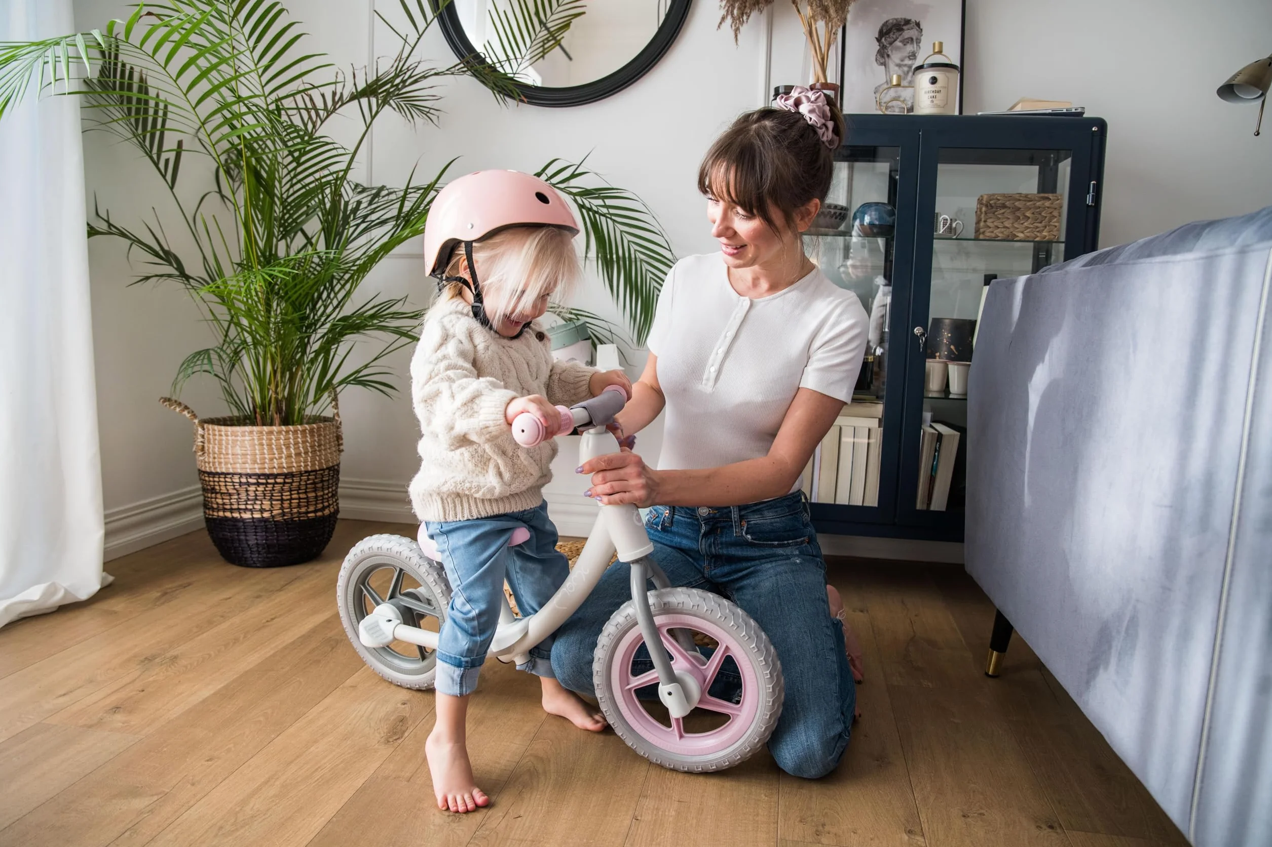 MoMi MIMI Casco per bambini regolabile, circonferenza testa 48-55 cm (1-4 anni), casco da bicicletta per bambini resistente agli urti e agli impatti, 11 prese d'aria, imbottitura in schiuma