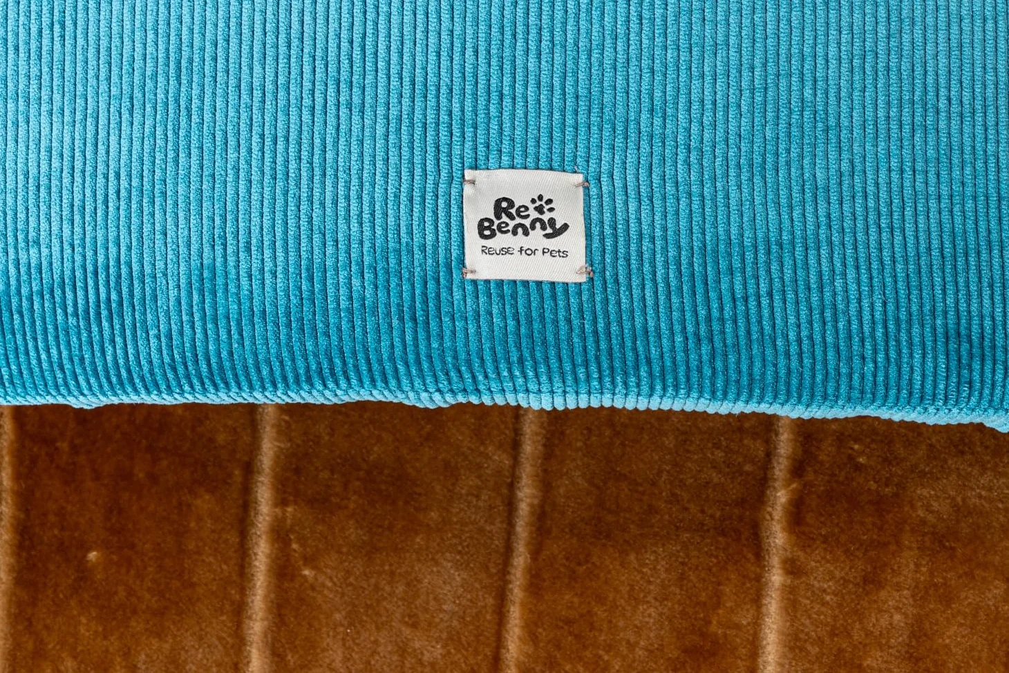 Cuccia a Tana per Cani Piccoli e Gatti – Effetto Rifugio Morbido e Avvolgente – Letto a Forma di Ciabatta – Lavabile in lavatrice– Made in Italy – Tessuti Riciclati