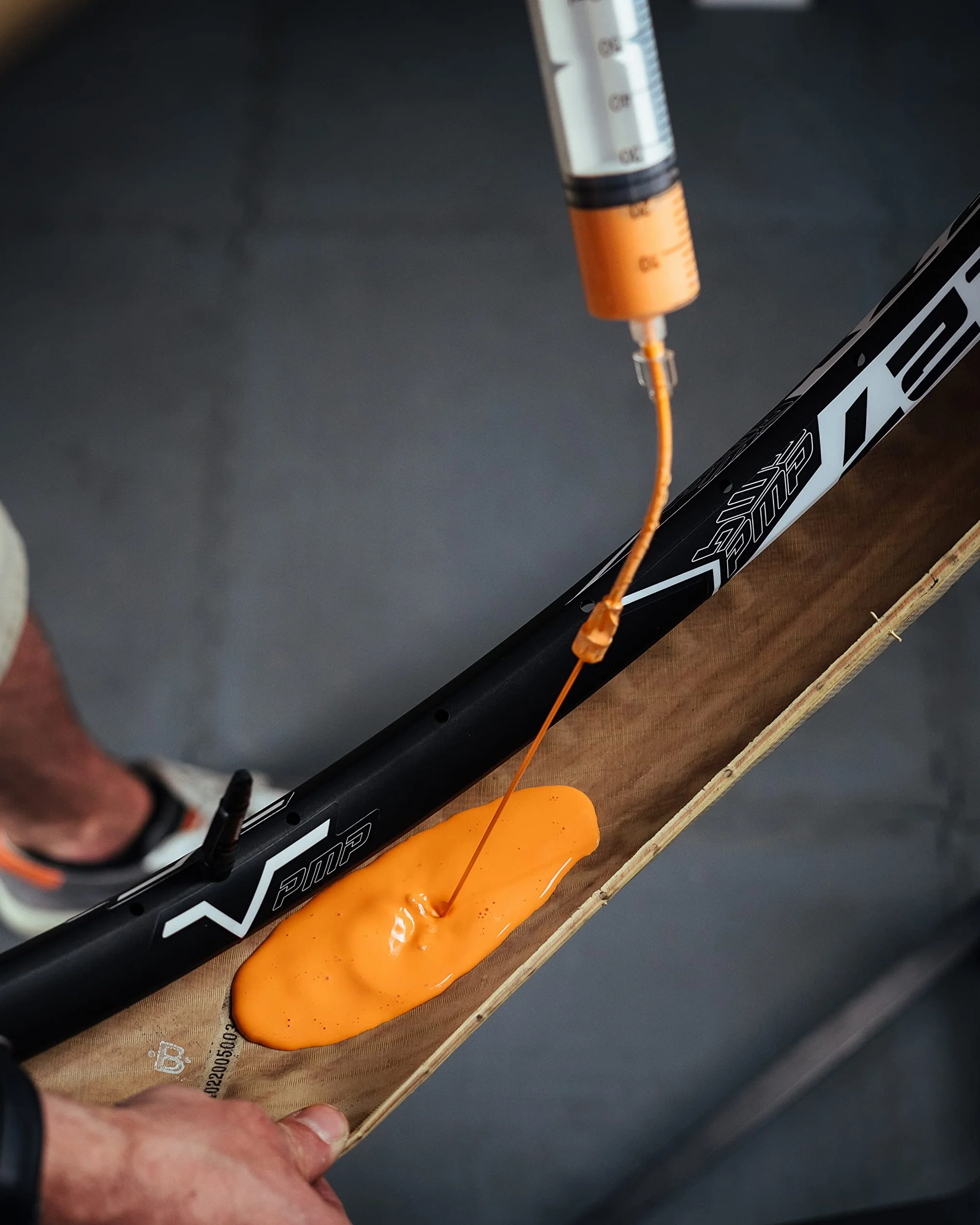PMP Orange Latex - Lattice Liquido Sigillante Antiforatura per Coperture Tubeless MTB e STRADA. La Tua Assicurazione Contro le Forature.