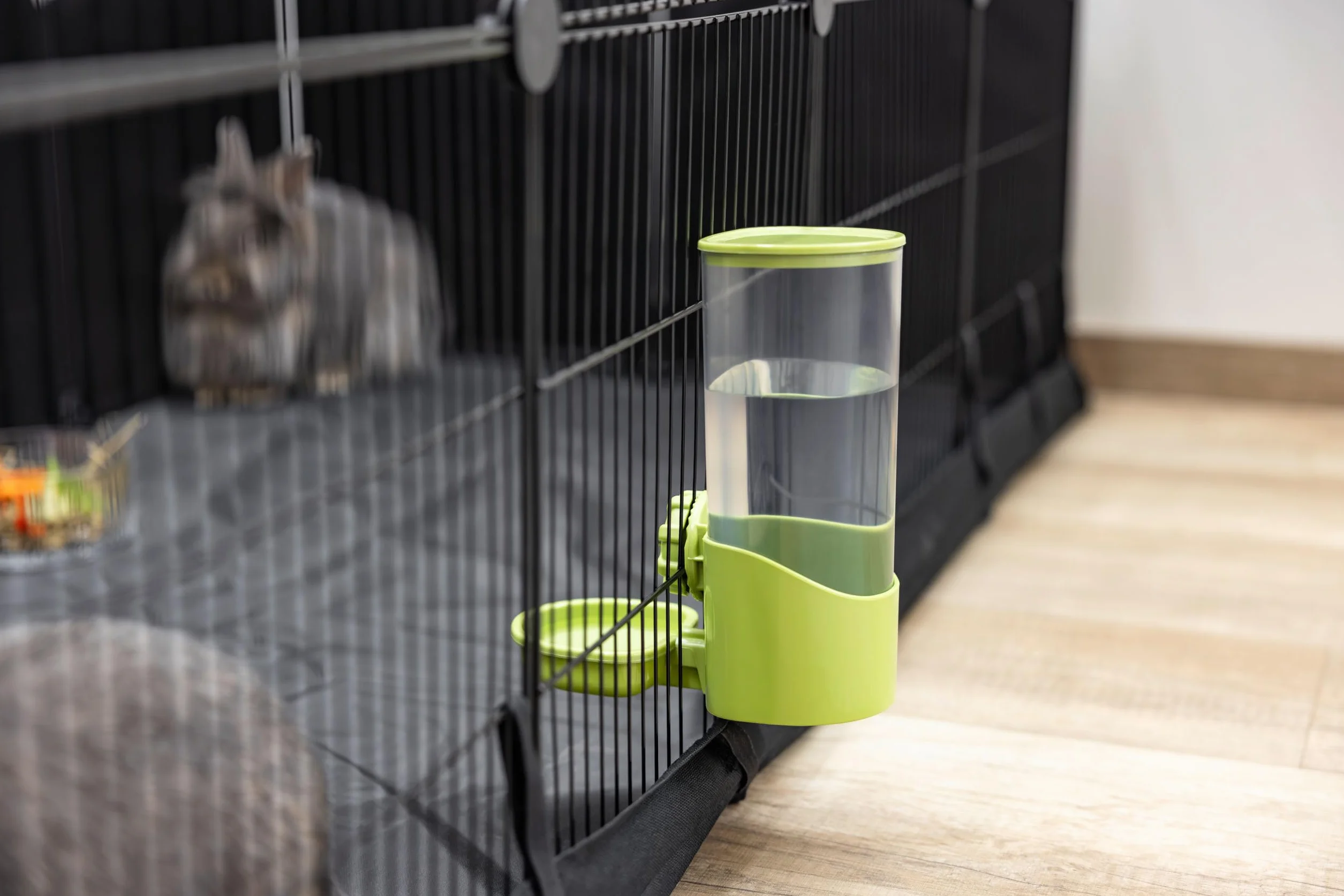 Kerbl Pet Distributore d'Acqua 850 ml, per Conigli e Piccoli Animali, Attacco a griglia, Coperchio Rimovibile, Plastica, Non gocciola, Verde, Trasparente