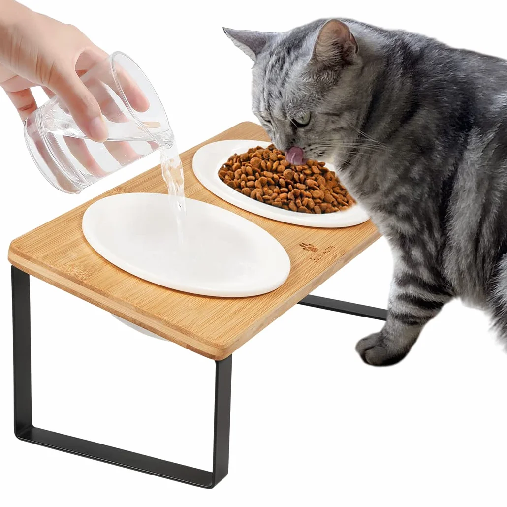 GUUSII HOME Ciotole per Gatti Rialzate Ciotola Gatto Ceramica Legno 15° Inclinate Gatto Set di Doppio Ciotole per Alimenti Ø14cm con Supporto in Bambù Inclinato Antiribaltamento (Colore legno)