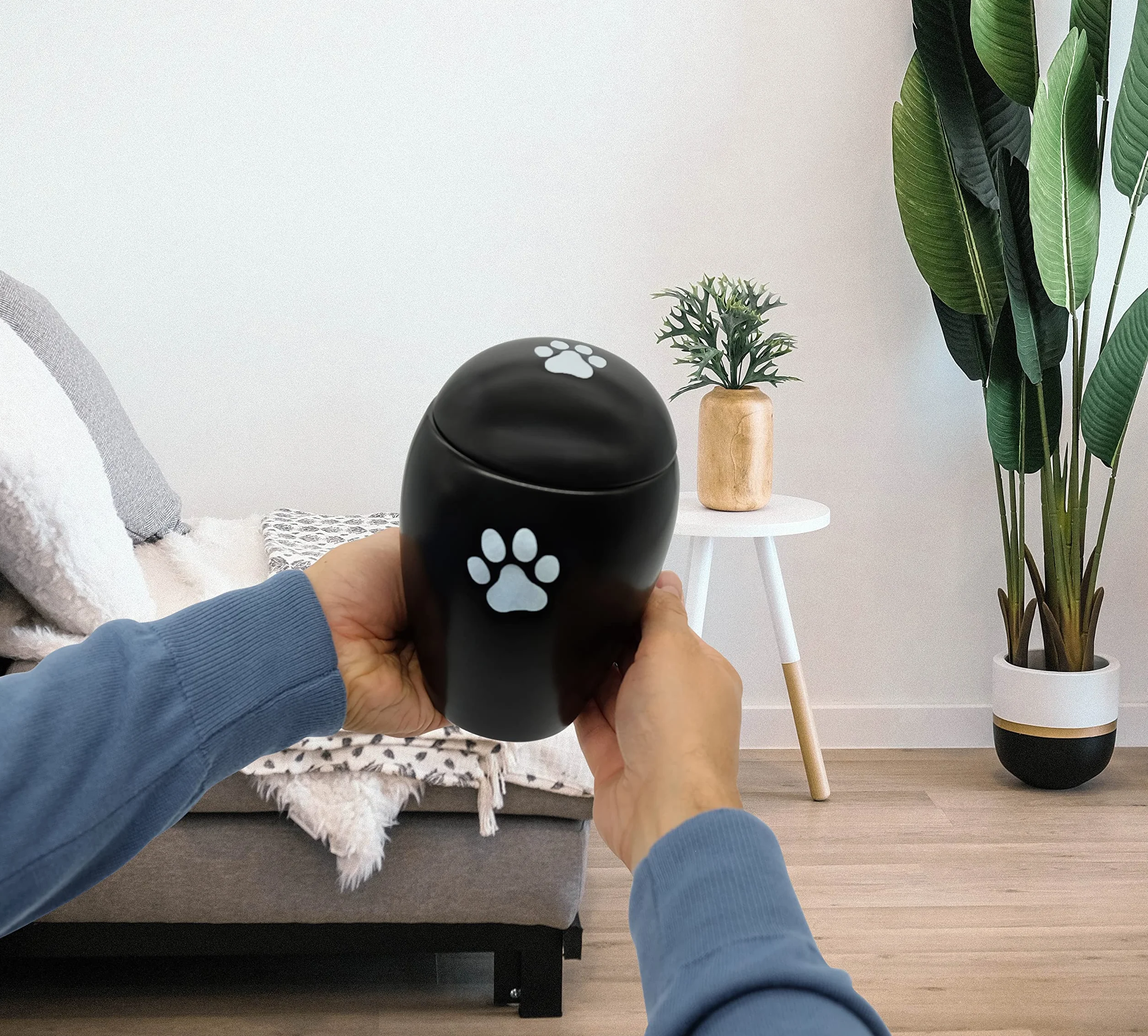 FeinKnick Urna devozionale da 1 litro, per gatto o cane, per interni ed esterni, realizzata a mano, in ceramica di alta qualità, con zampa argentata, resistente alle intemperie e per cenere