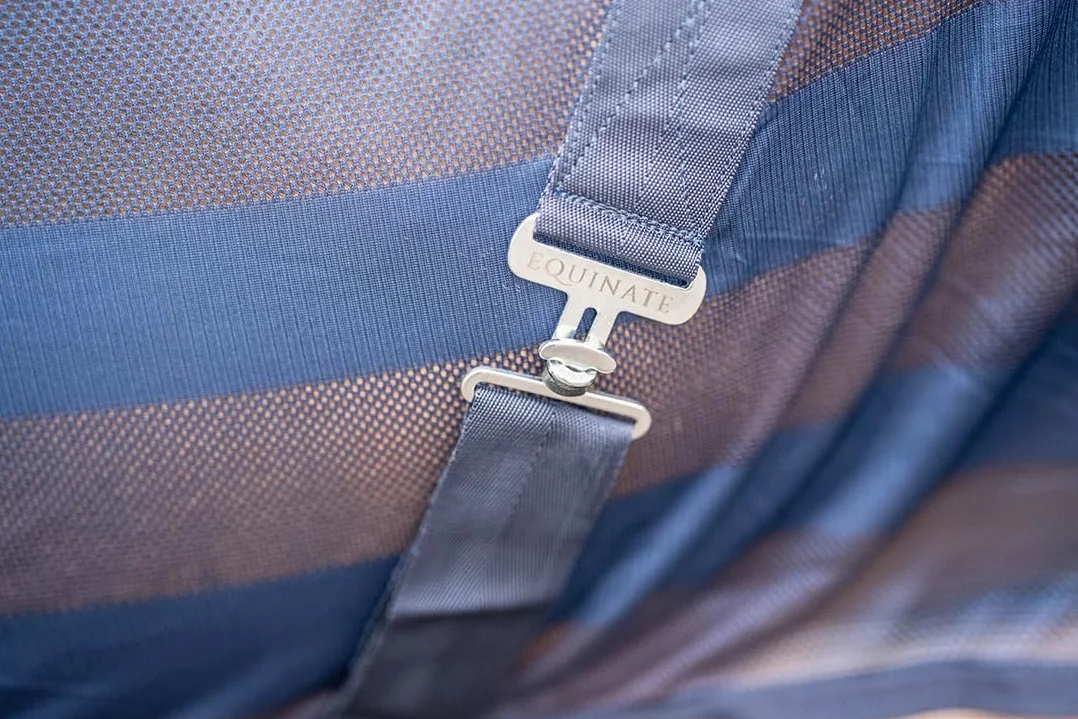 Equinate Coperta anti-insetti Guardian con imbottitura per il garrese e cinghie incrociate 125 cm Navy - Coperta per equini con protezione efficace contro mosche e insetti - Coperta per cavalli