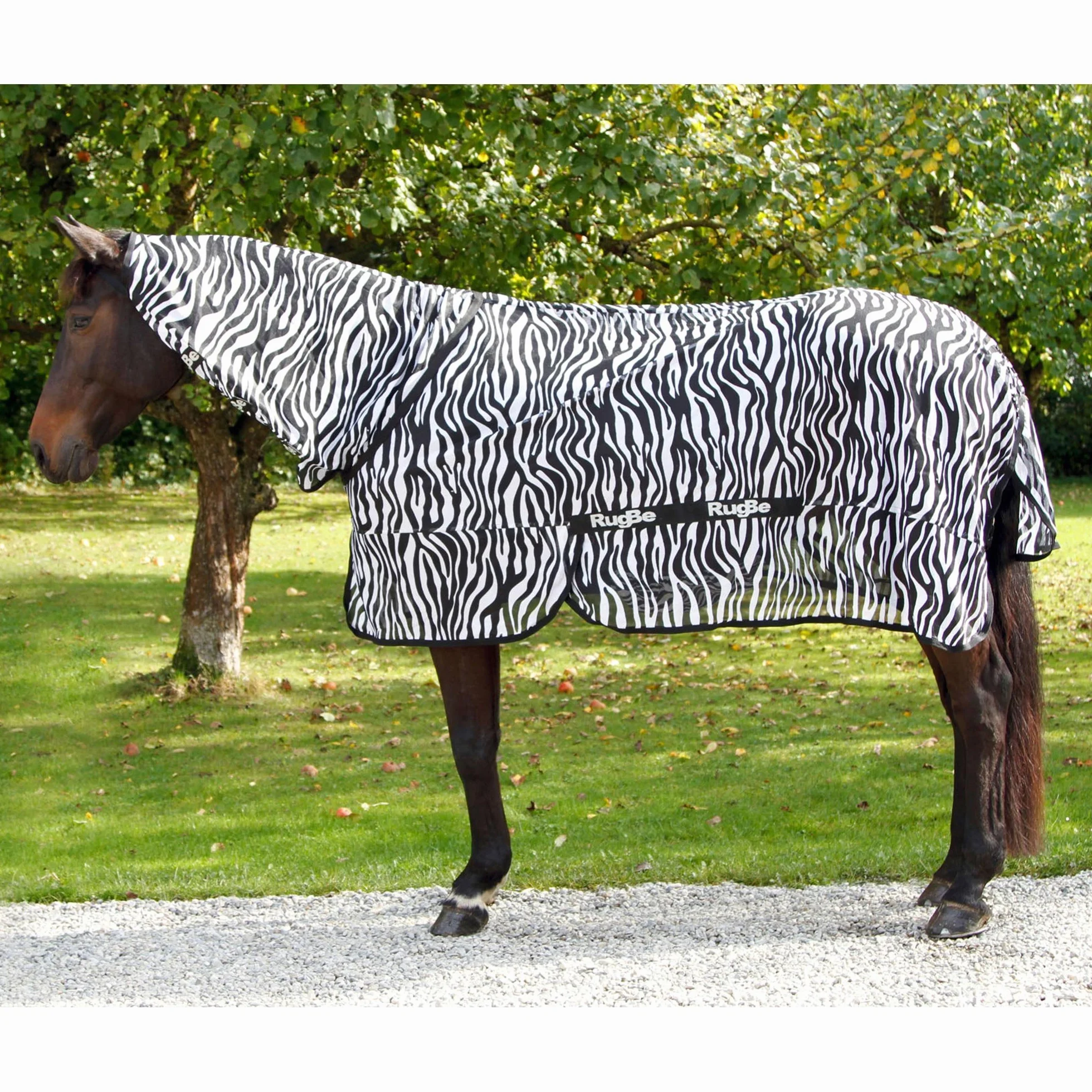 Kerbl RugBe Zebra, coperta anti-mosche per cavalli bianca/nera, lunghezza dorso 155 cm, totale 205 cm, protezione UV 90% (UPF 16), chiusura a strappo, lavabile a 30 °C.