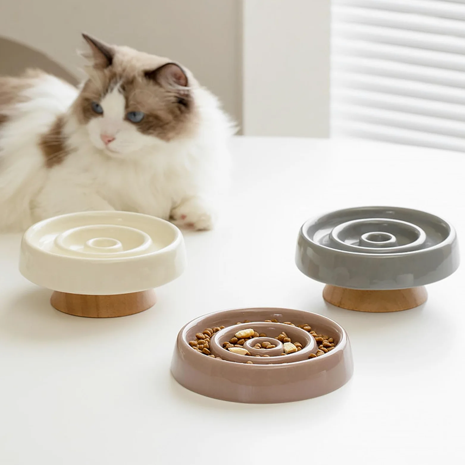 Ciotola per Gatti in Ceramica con Alimentazione Lenta con Base in Legno Rialzata, Mangiatoia Lenta Antiscivolo per Gatti per Prevenire Gonfiore e Soffocamento (Beige chiaro)