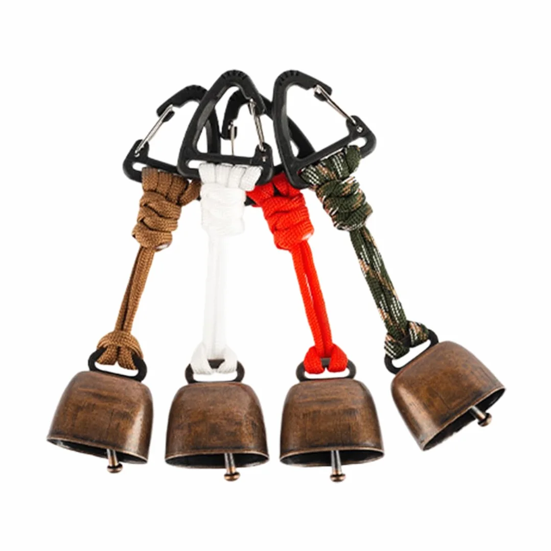 Campanelli per cani Un set di 4 campanelli anti-orso, perfetti per le escursioni, con decorazioni vintage in metallo a forma di mini campanaccio. Versatili, compatti e portatili